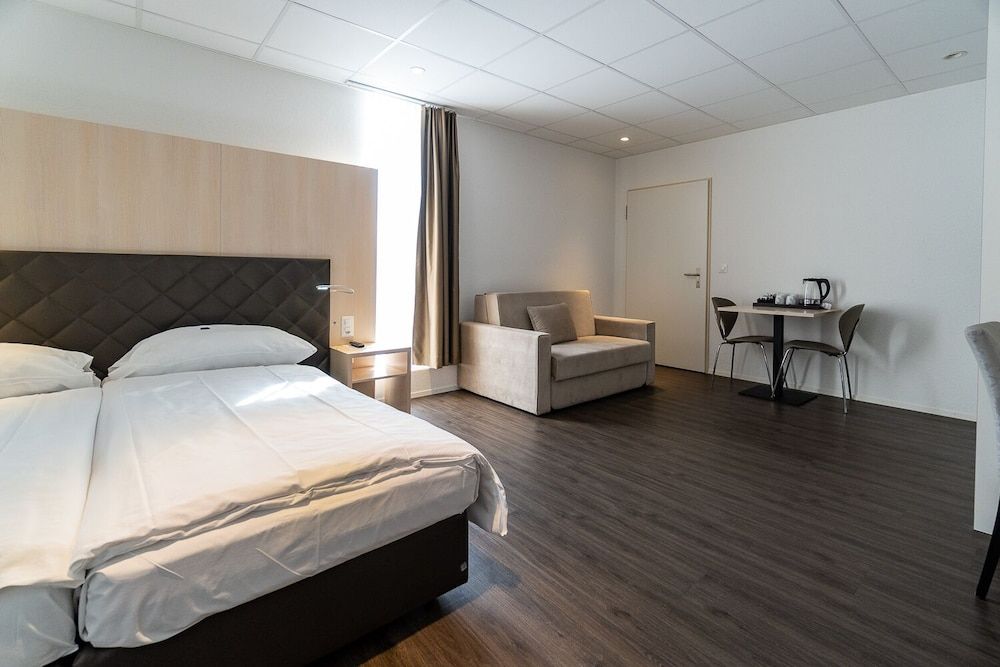 Los Lorentes Residences Bern Airport Superior Double or Twin Room, Kitchen (Block-up windows) 3