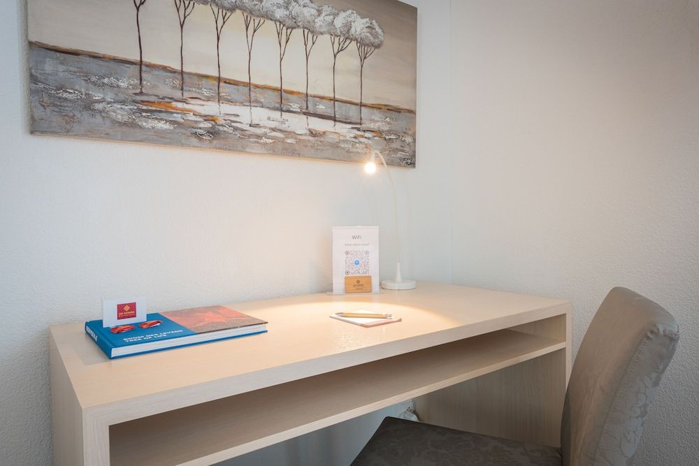 Los Lorentes Residences Bern Airport Superior Double or Twin Room, Kitchen (Block-up windows) 10