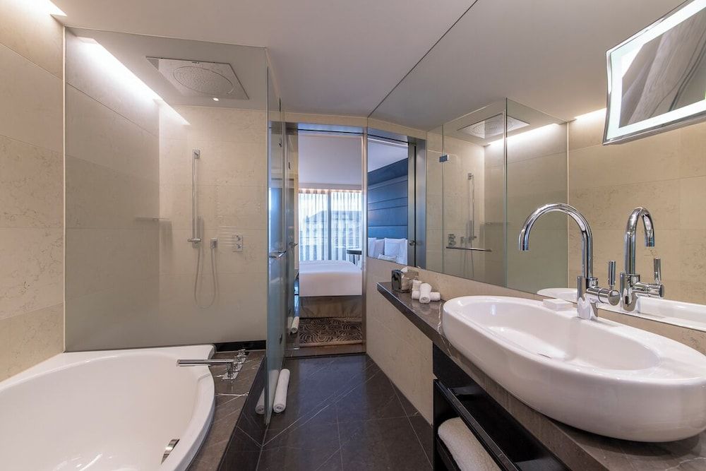 Royal Savoy Hotel and Spa Deluxe Room, Balcony, Park View 5