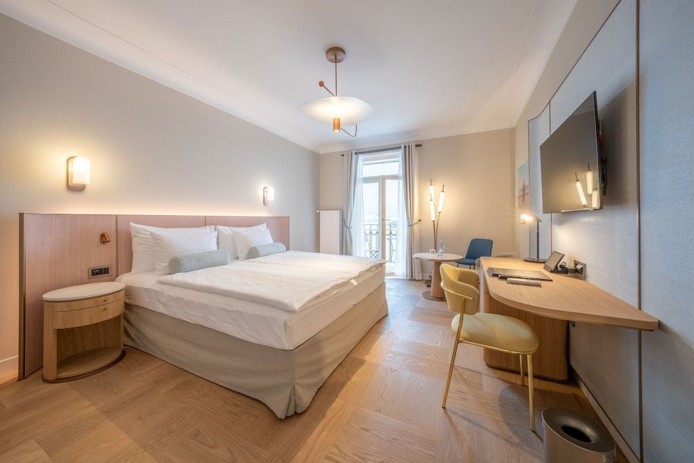 Art Deco Hotel Montana Deluxe Room Lakeside 3