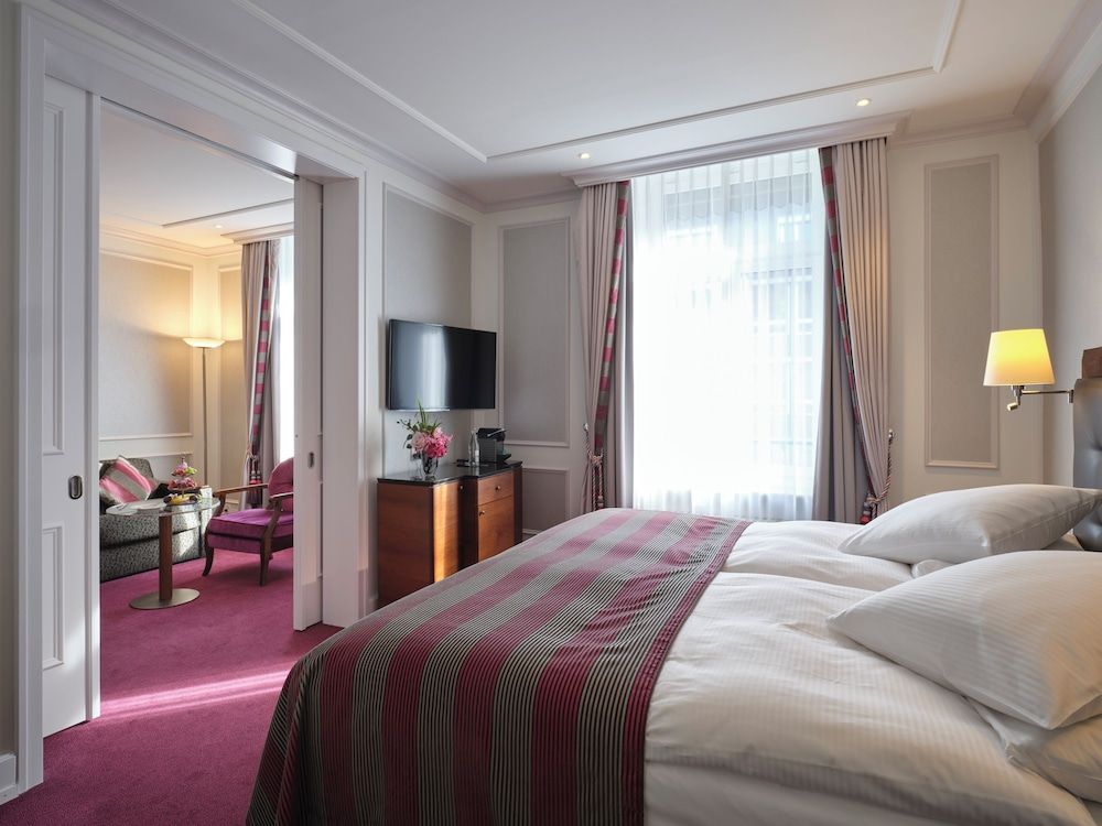 Junior Suite, 1 King Bed with Sofa bed