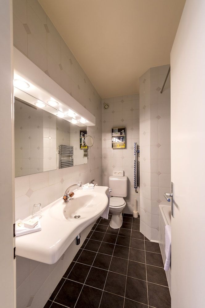 Hotel Churchill Standard Twin Room 9