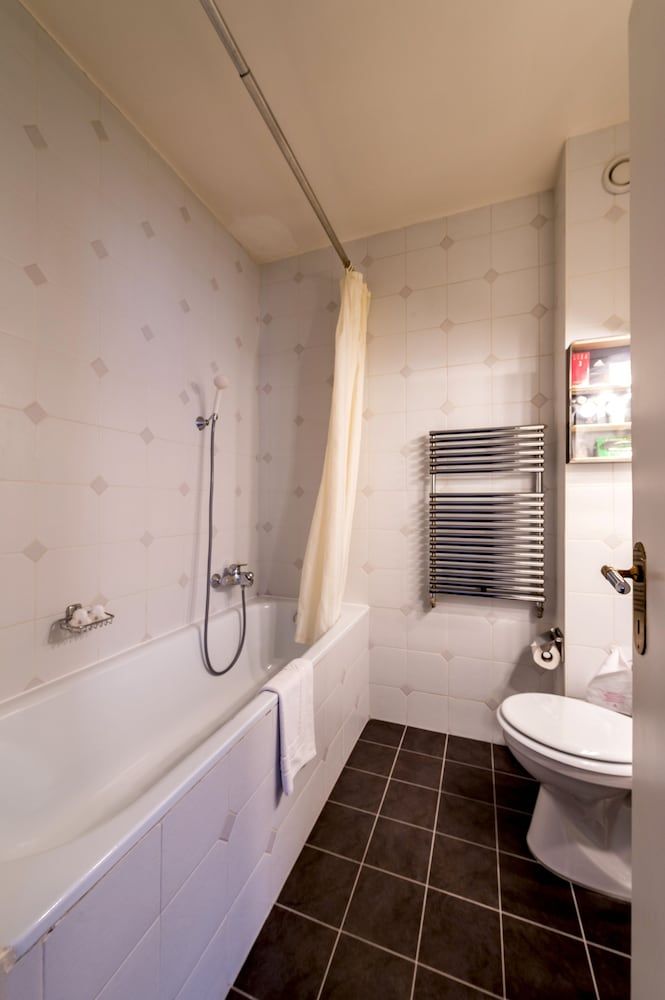 Hotel Churchill Standard Twin Room 11