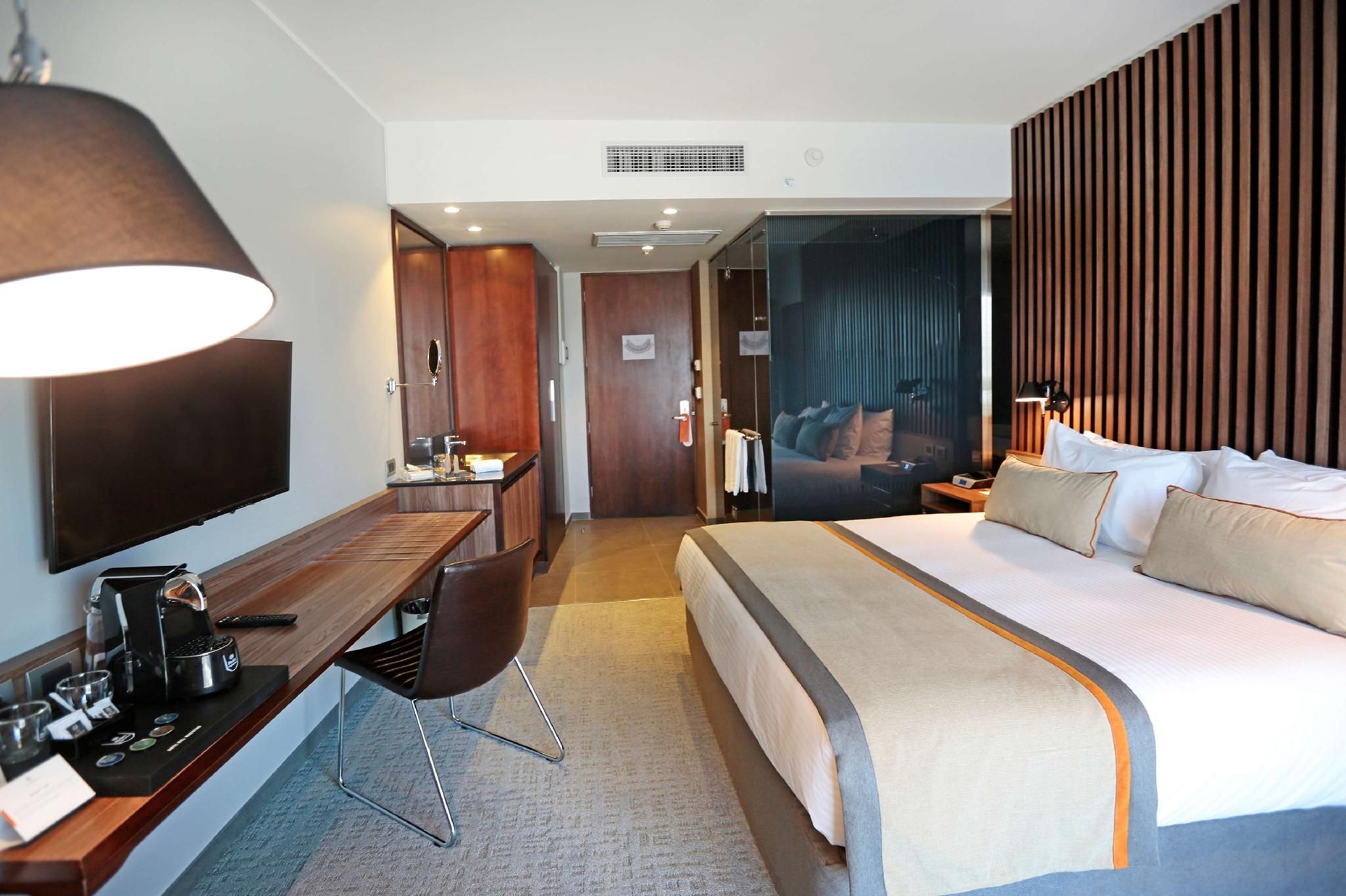 DoubleTree by Hilton Santiago Kennedy 1 KING MOBILITY ACCESS W/RI SHWR