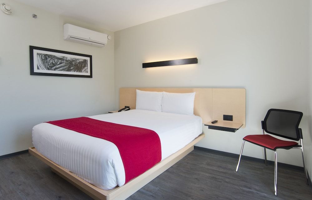 City Express by Marriott Santiago Aeropuerto Chile Room, 1 Queen Bed