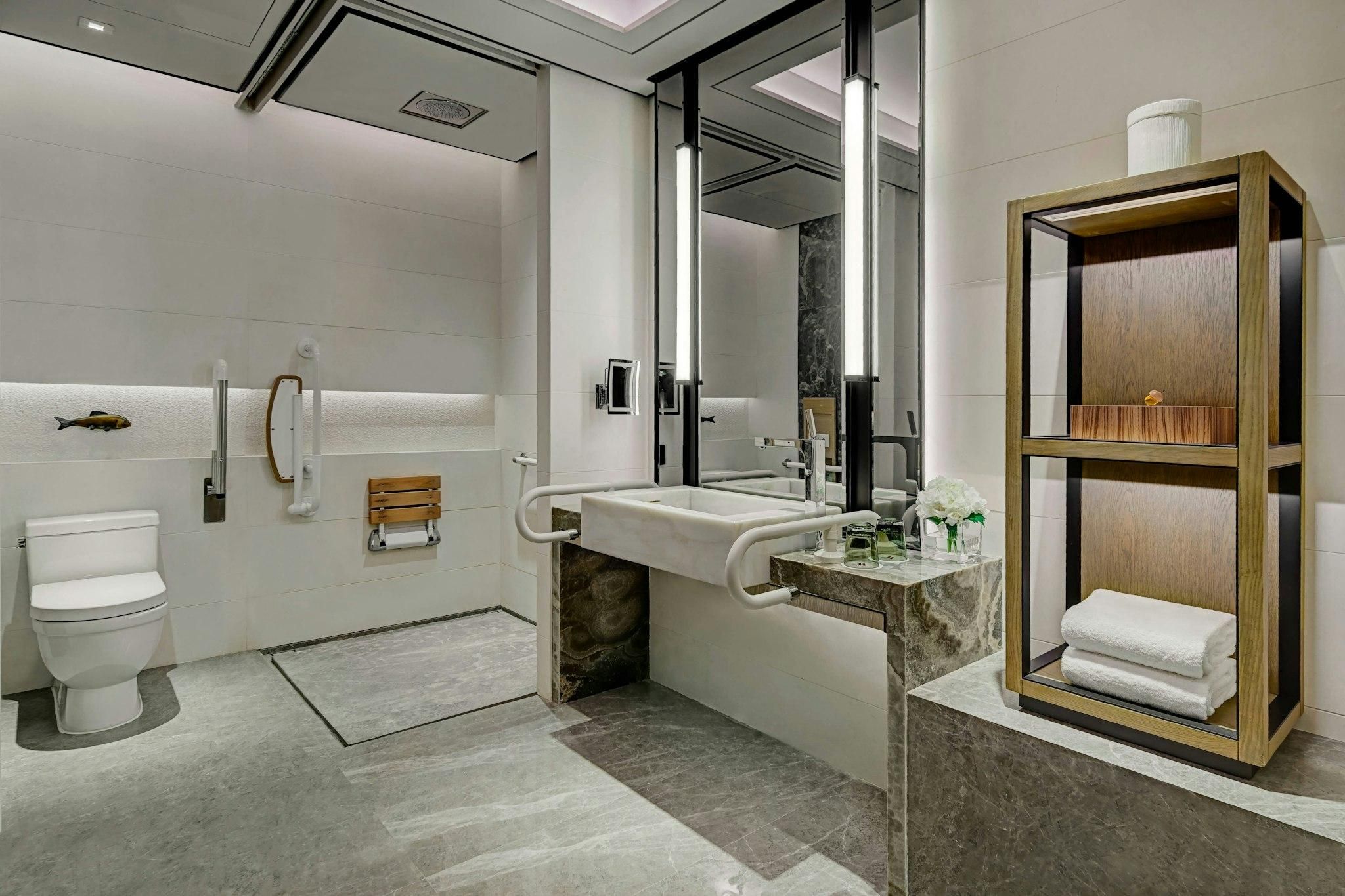 Guest room, 1 King, City view