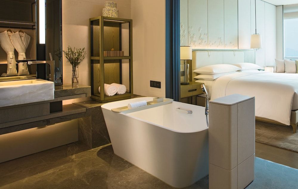 Deep soaking bathtub