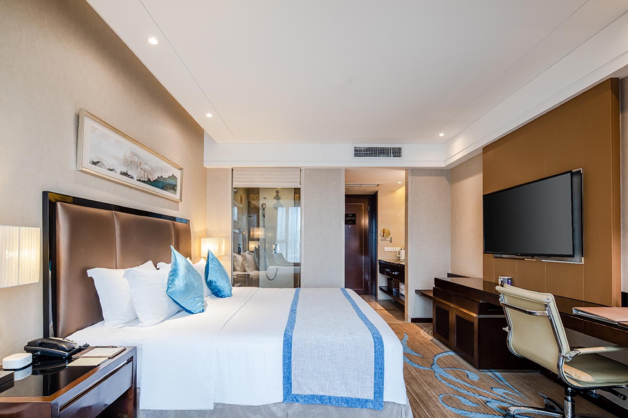 Smart Queen Room