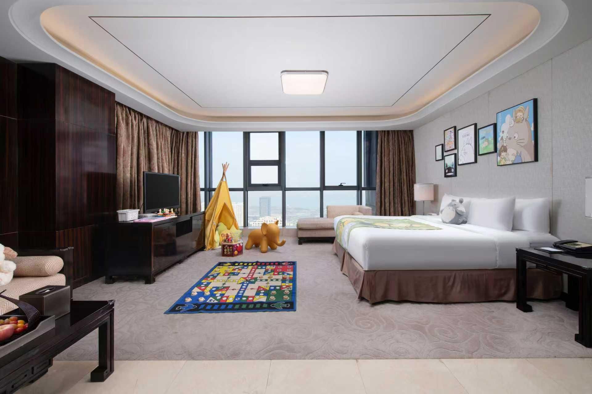 Executive Two-Bedroom Suite with One Queen and Two Single Beds