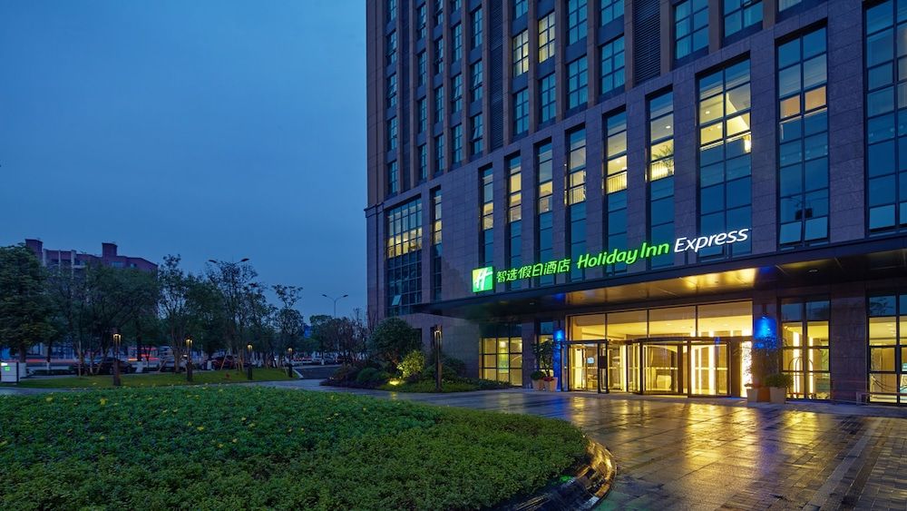 undefined Holiday Inn Express Chongqing University Town, an IHG Hotel 6