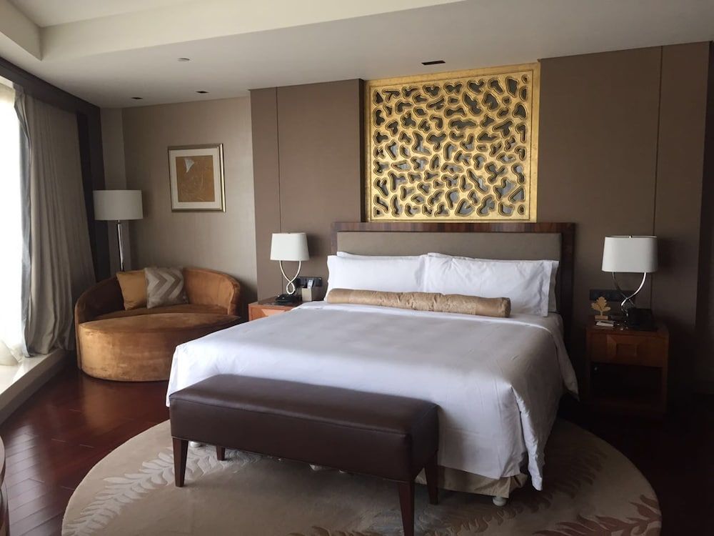 Executive Room, 1 King Bed, Business Lounge Access, City View