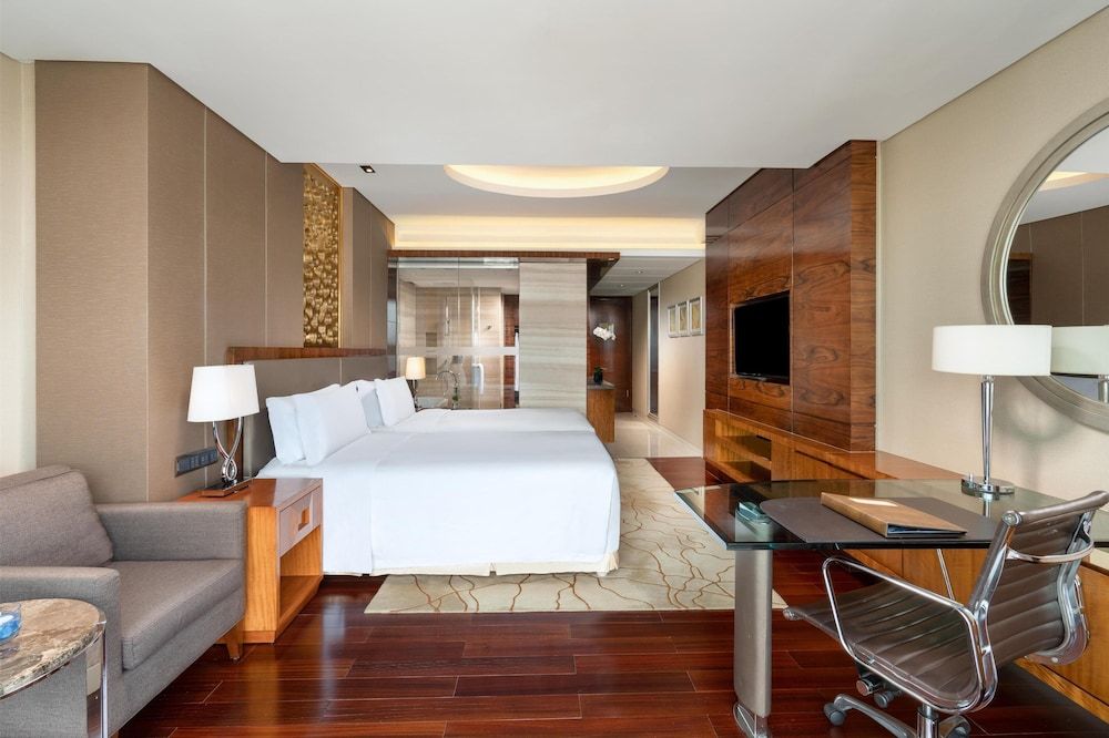Grand Room, 2 Twin Beds, Bathtub, City View