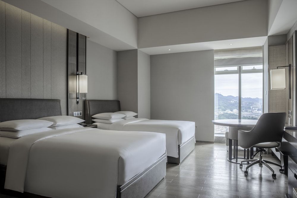 Chongqing Marriott Hotel Room, 2 Double Beds, City View 3
