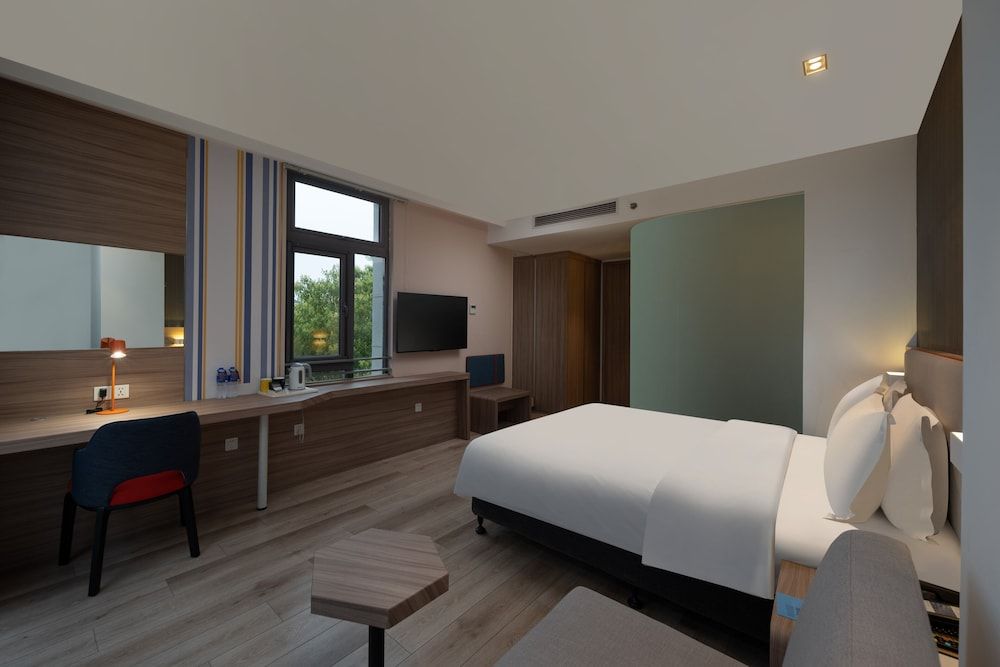 Standard Room, 1 King Bed (Extra Floor Space)