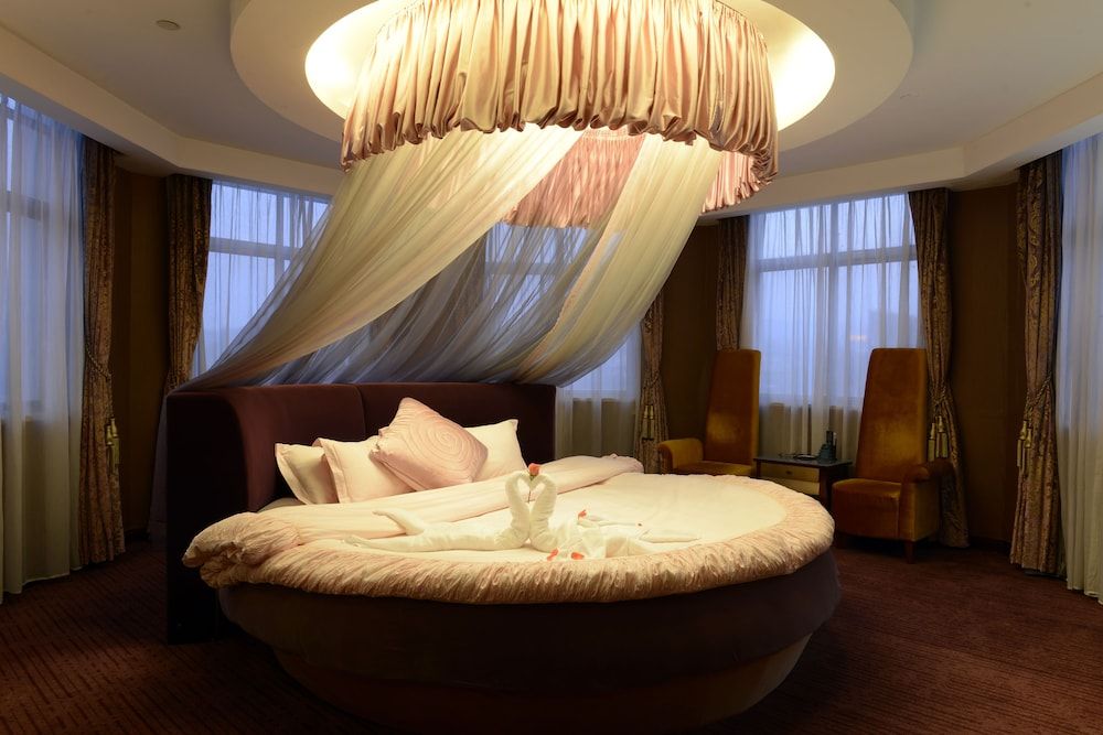 Honeymoon Suite (Round Bed)
