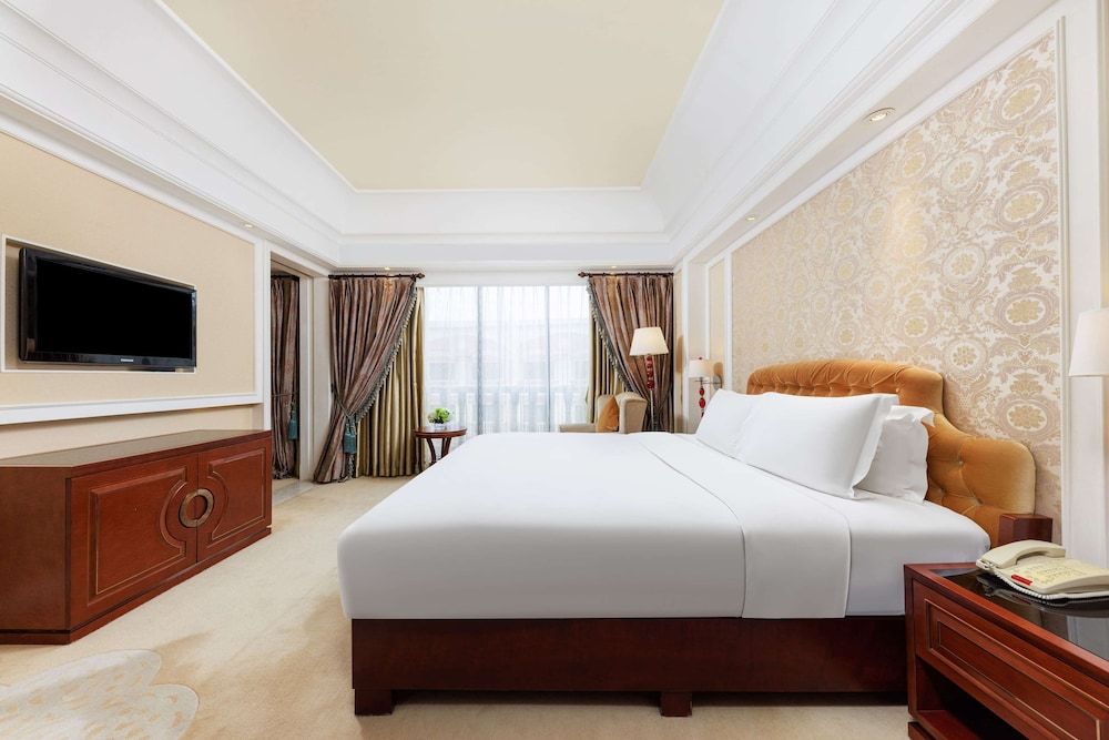 Deluxe Room, 1 King Bed, Garden View