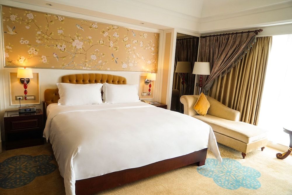 Deluxe Room, 1 King Bed, Garden View