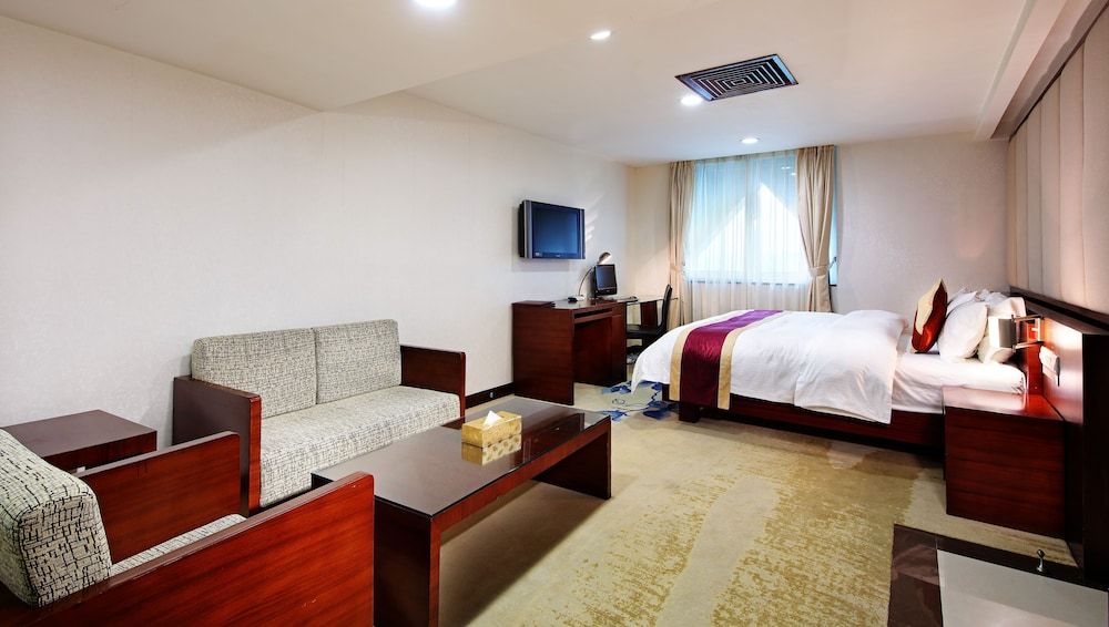 undefined New World Hotel 7