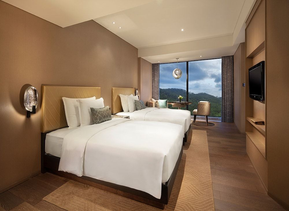 Grand Bay Hotel Zhuhai Premium Mountain View Room with Twin Beds 2