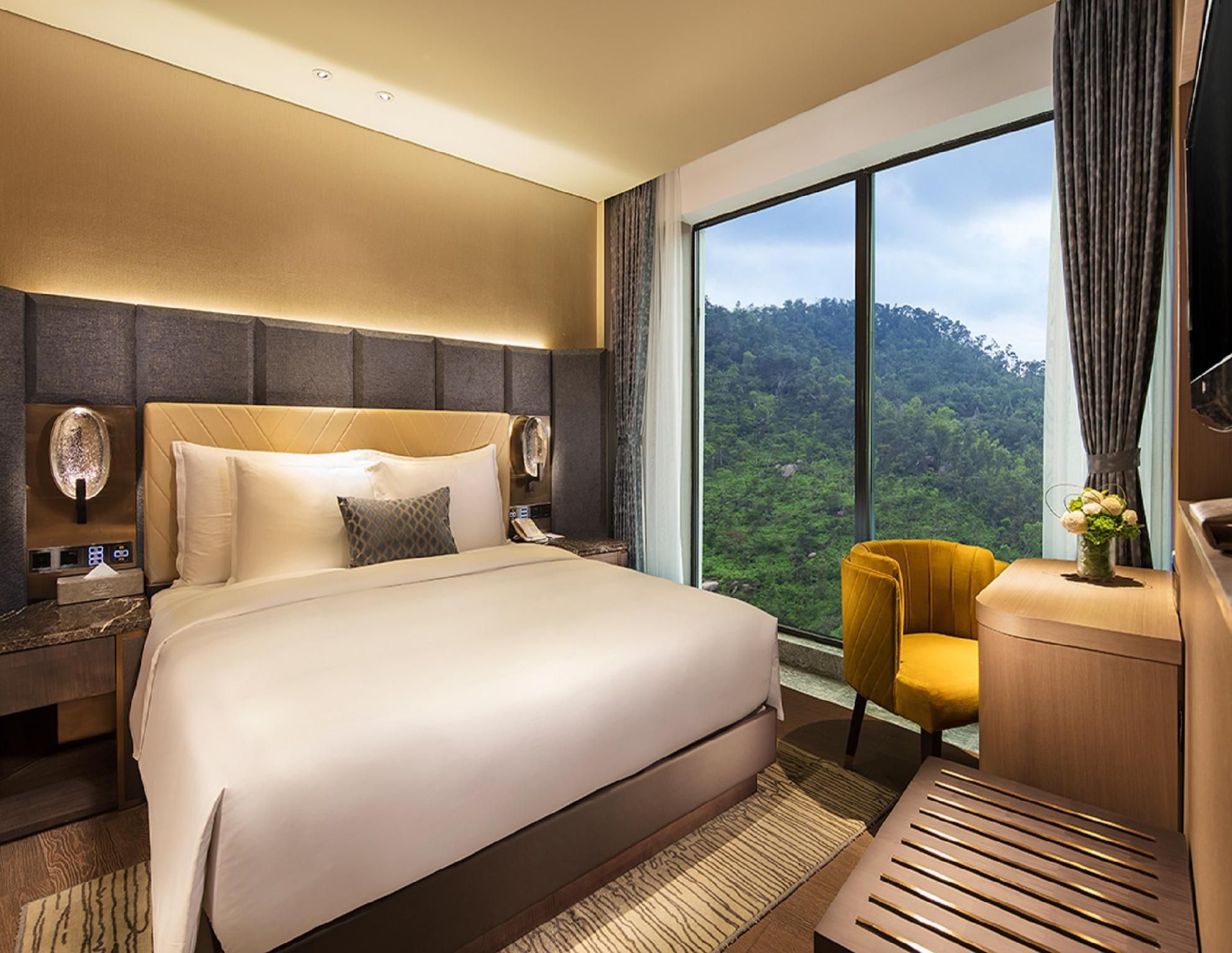 Grand Bay Hotel Zhuhai Deluxe Mountain View King Bed