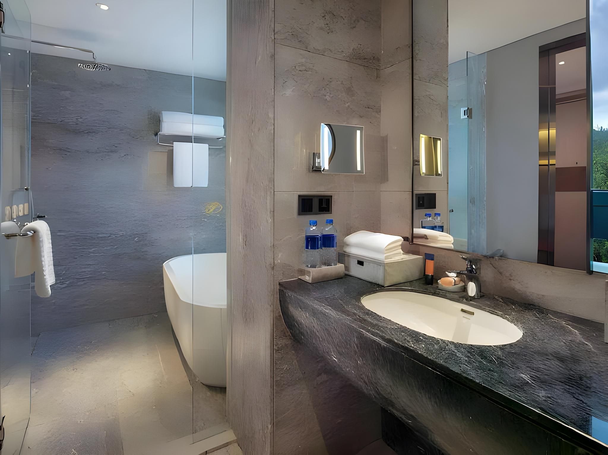 Grand Bay Hotel Zhuhai Deluxe Mountain View King Bed 2