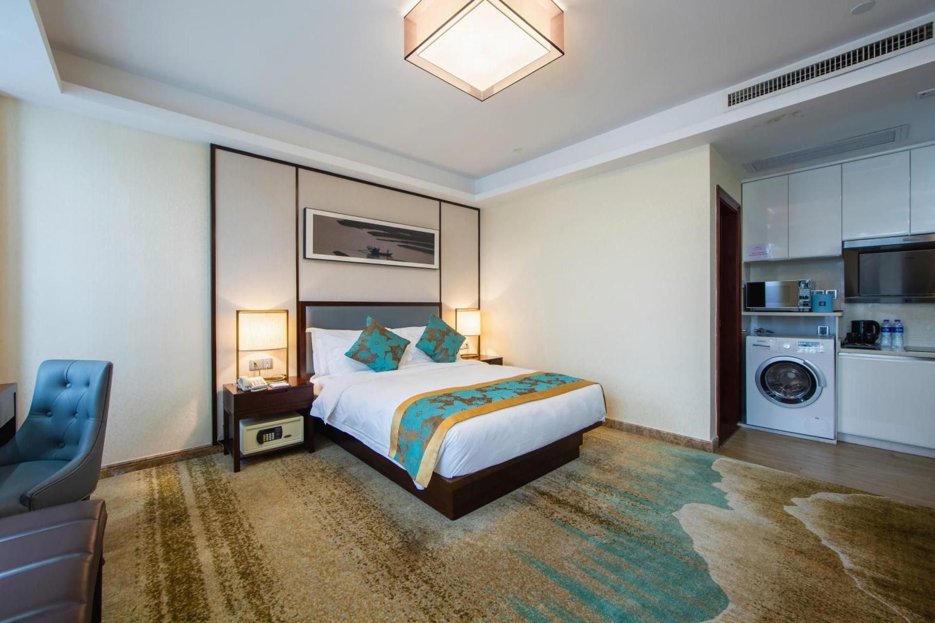 Stand Queen Room