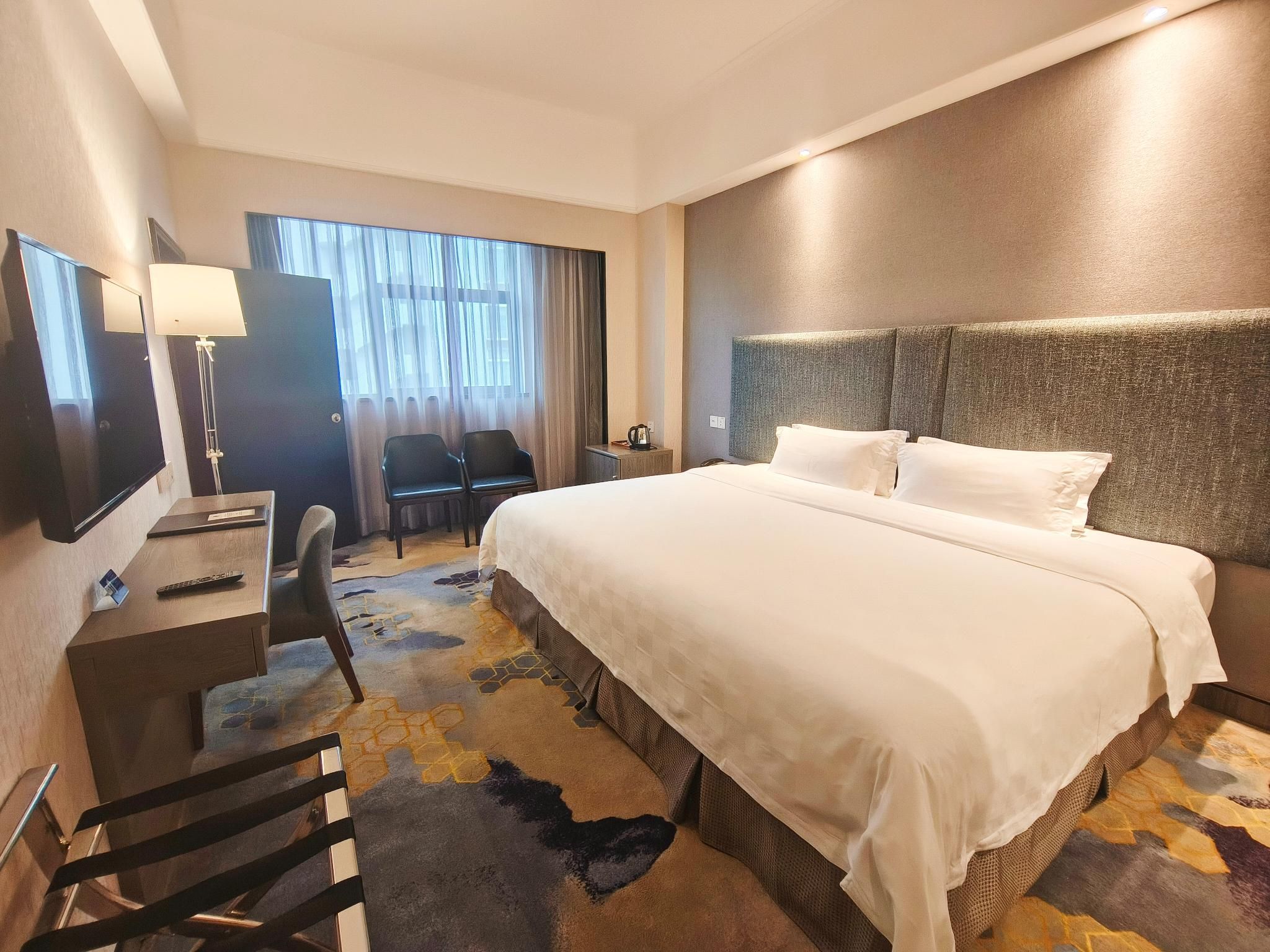Connecting Family Rooms with Queen Bed and 2 Single Beds