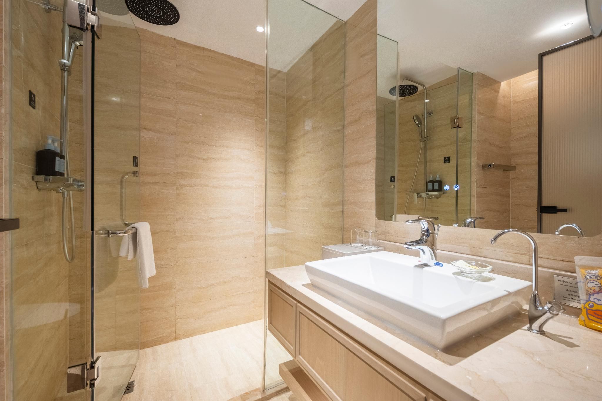 The Brigh Radiance Hotel Weihai Deluxe Family King Suite 3