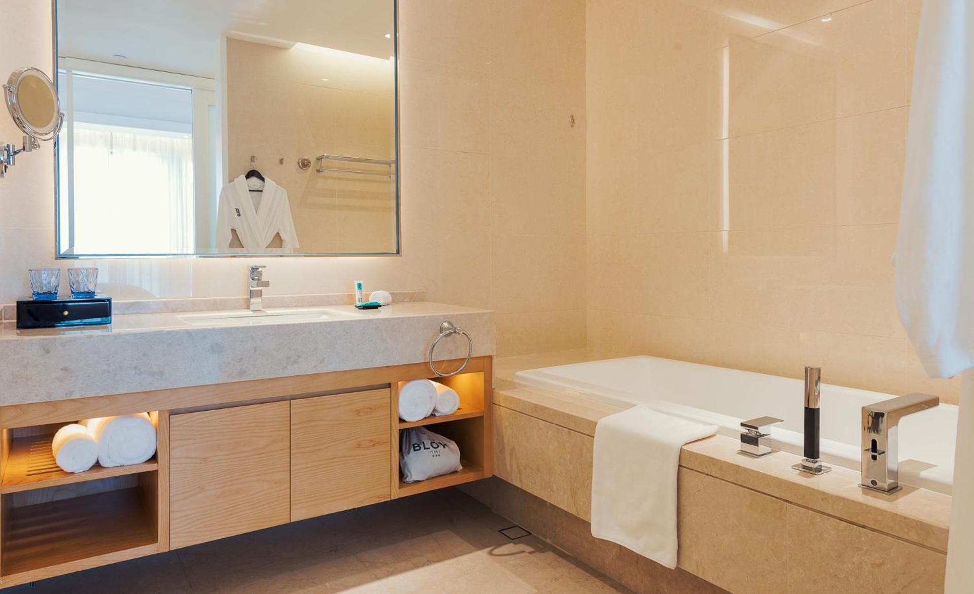 1 Bed Suite include access to 2 adults and 2 children Executive Lounge Benefits