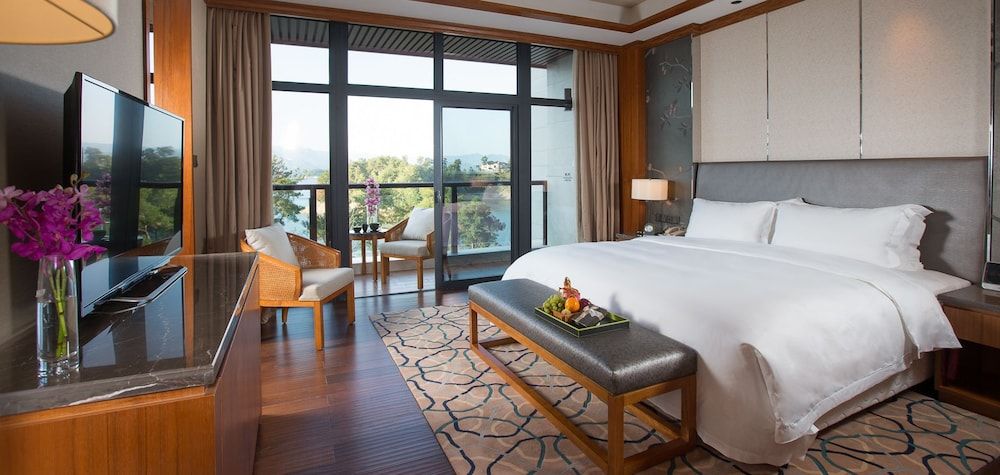Deluxe Room, Lake View