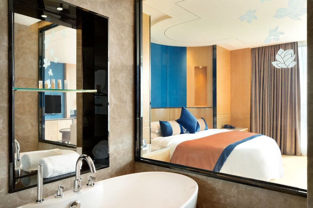 Luxury Room, 1 King Bed, Smoking