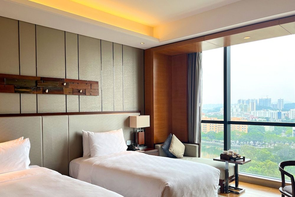 HUALUXE Hotels & Resorts Yangjiang City Center by IHG Standard Room, 2 Double Beds, Lake View 2