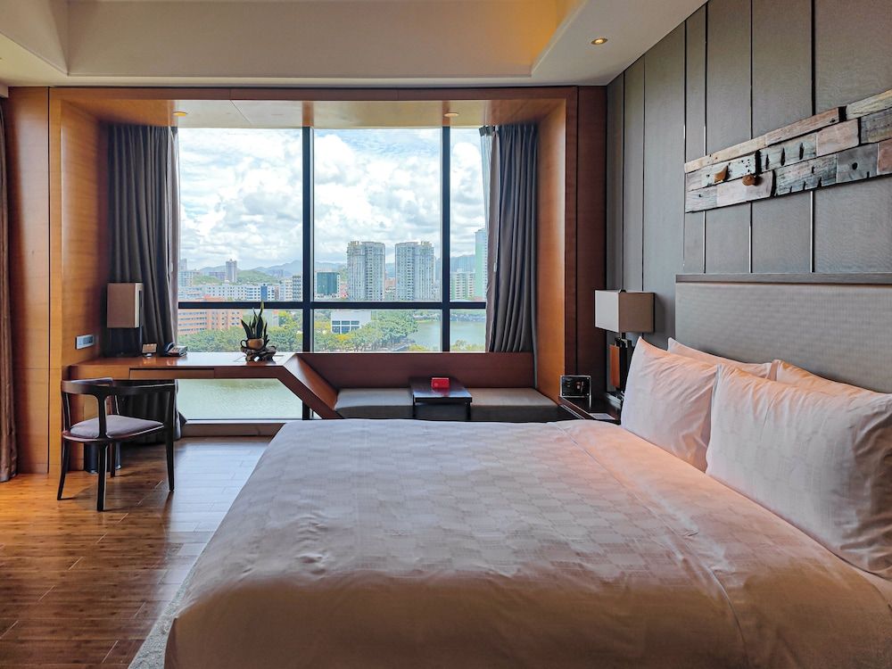Premium Room, 1 King Bed, Lake View