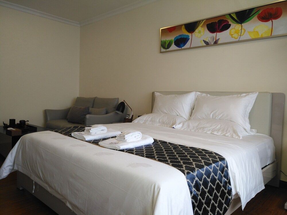 Deluxe Room, 1 King Bed, Garden View