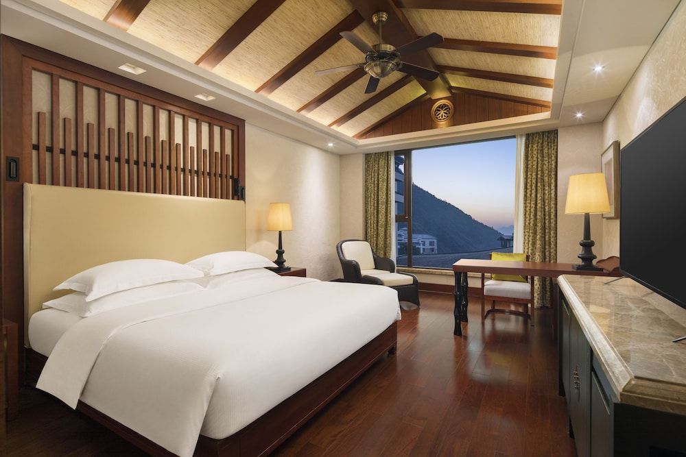 Room, 1 King Bed, Mountain View