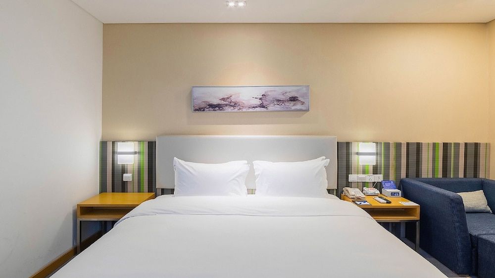 Standard Room, 1 King Bed