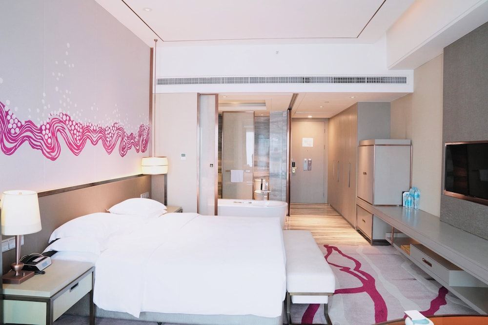 Premium Room, 1 King Bed, Club Lounge Access
