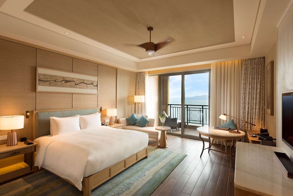 Hilton Yuxi Fuxian Lake Deluxe Room, 1 King Bed, Lake View 4