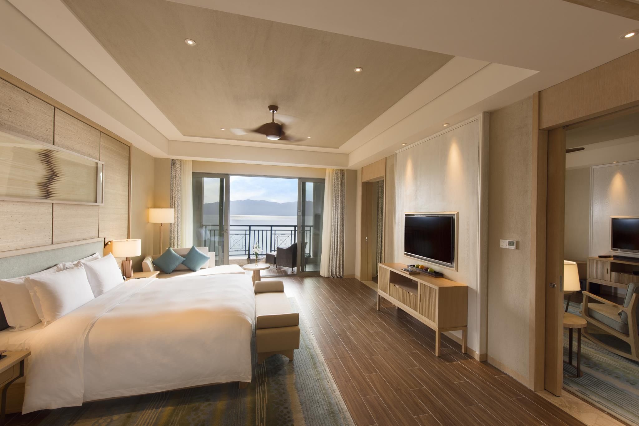 Deluxe One Bedroom Suite - Lake View