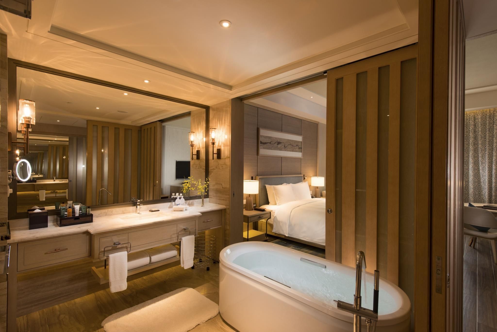 King Accessible Guest Room - Balcony