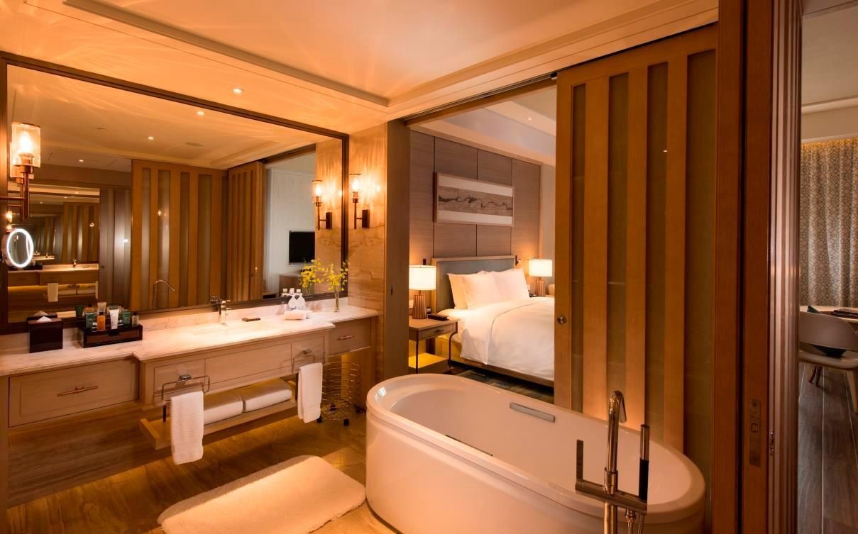 Twin Executive-lounge Access And Lake View