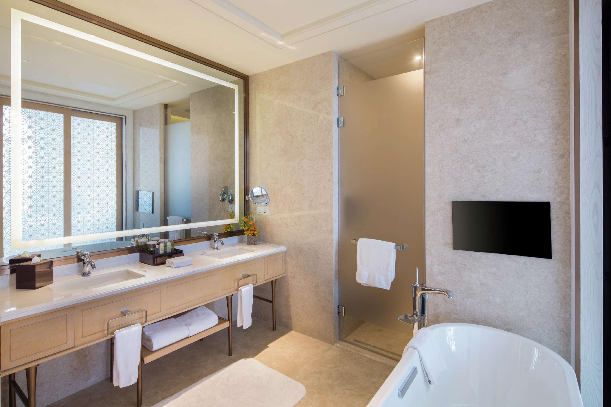 premier one bedroom suite - lake view