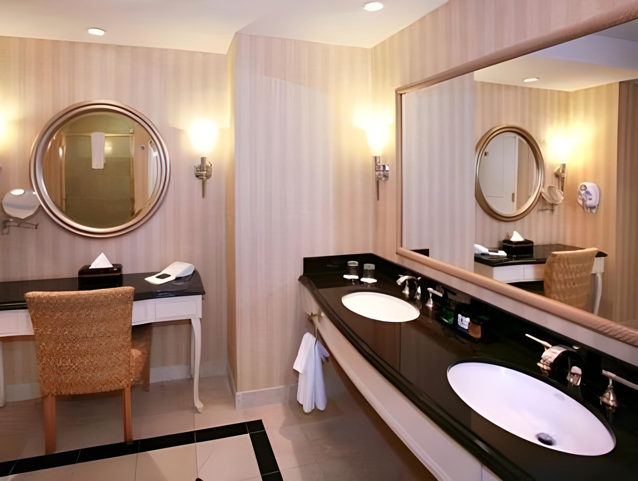 Rendezvous Tower Premier Queen Room