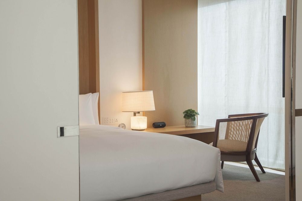 Room, 1 King Bed (Atrium View)