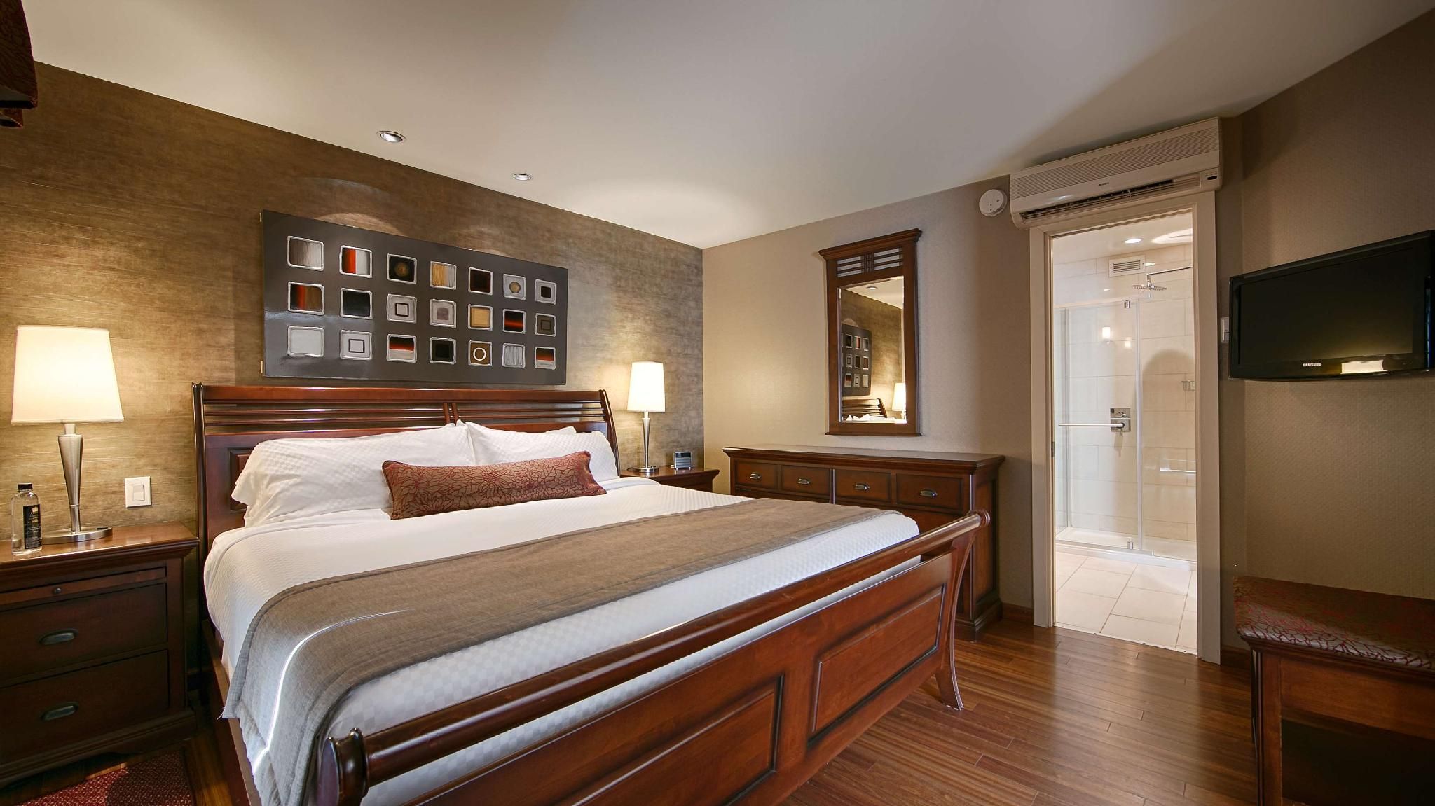 Best Western Premier Hotel Aristocrate Suite - 1 King Bed, Nonsmoking, Murphy Bed, Balcony, Whirlpool, Living Room