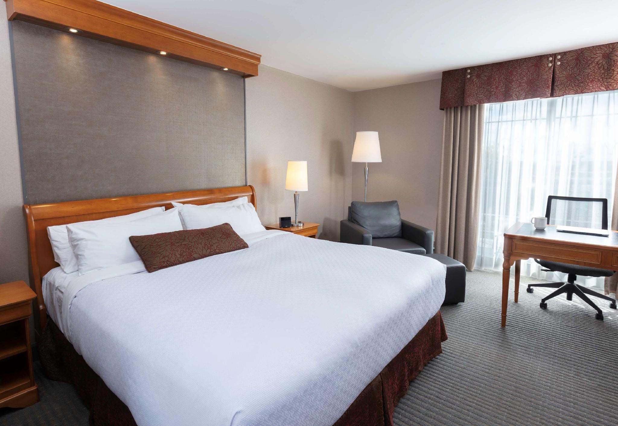 1 King Bed, Nonsmoking, Larger Room, Balcony, Rain Shower