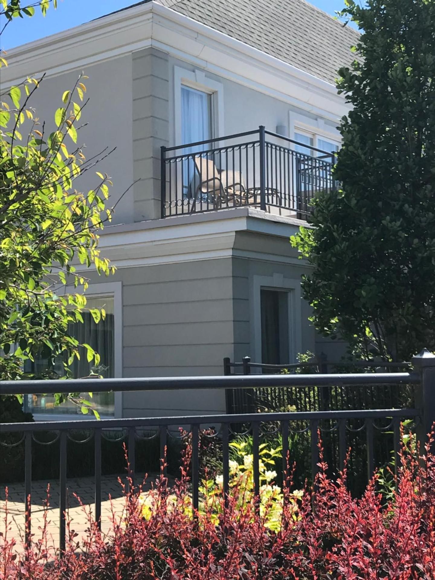 Best Western Premier Hotel Aristocrate Suite - 1 King Bed, Nonsmoking, Murphy Bed, Balcony, Whirlpool, Living Room 2