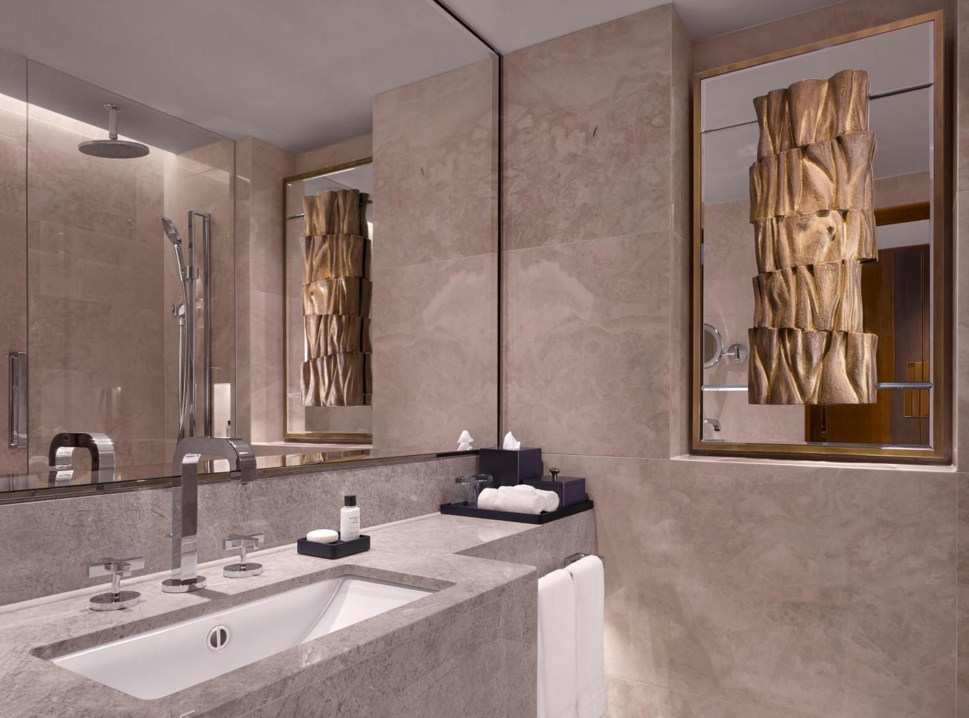 1 King Premium Mayfair Floor