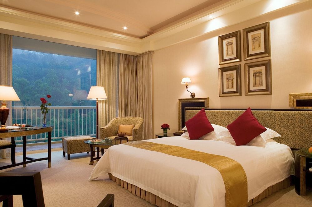 Deluxe Lake View Queen Room