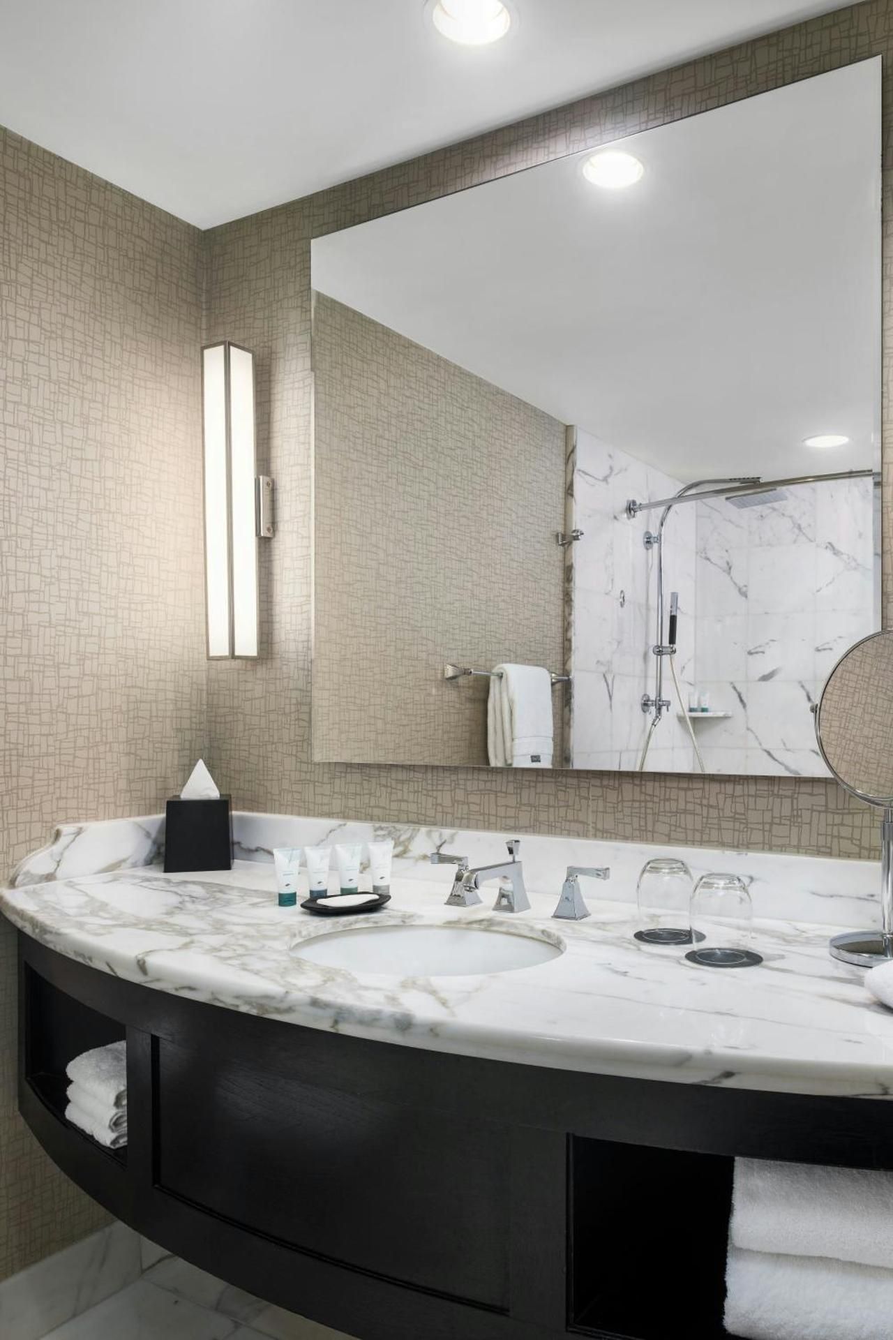 Deluxe King Room with Transfer Shower - Mobility and Hearing Accessible